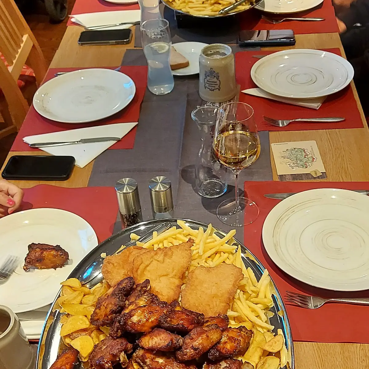 Ripperl Mit Wetches Pommes Und Schnitzel
