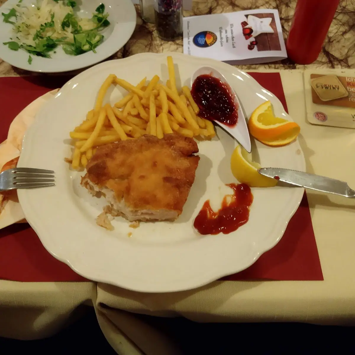 Wiener Schnitzel Mit Pommes Und Preiselbeere Marmelade