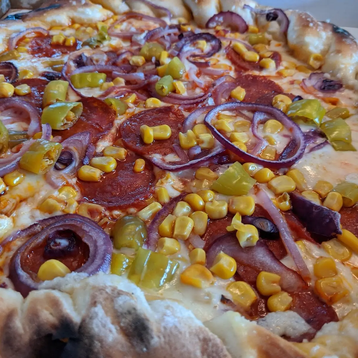 Herzerl Pizza Mit Scharfer Salami Pfefferoni Mais Rote Zwiebel Und Käserand