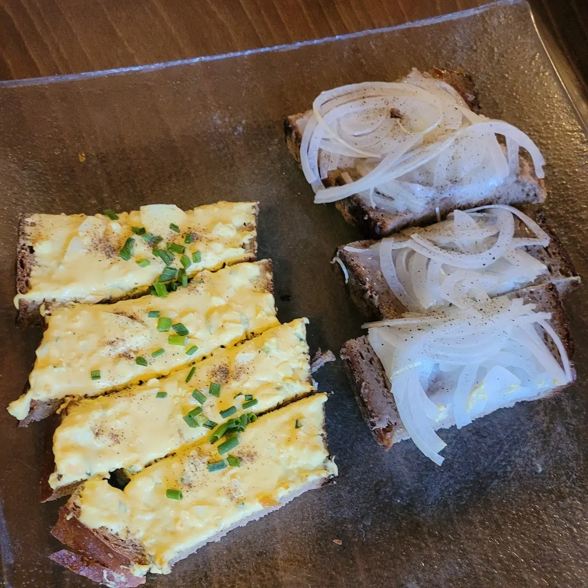 Eieraufstrichbrot Und Schmalzbrot Mit Zwiebeln