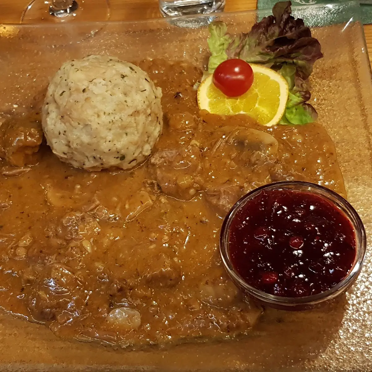 Srnčie Ragú So Žemľovou Knedľou A Brusnicami