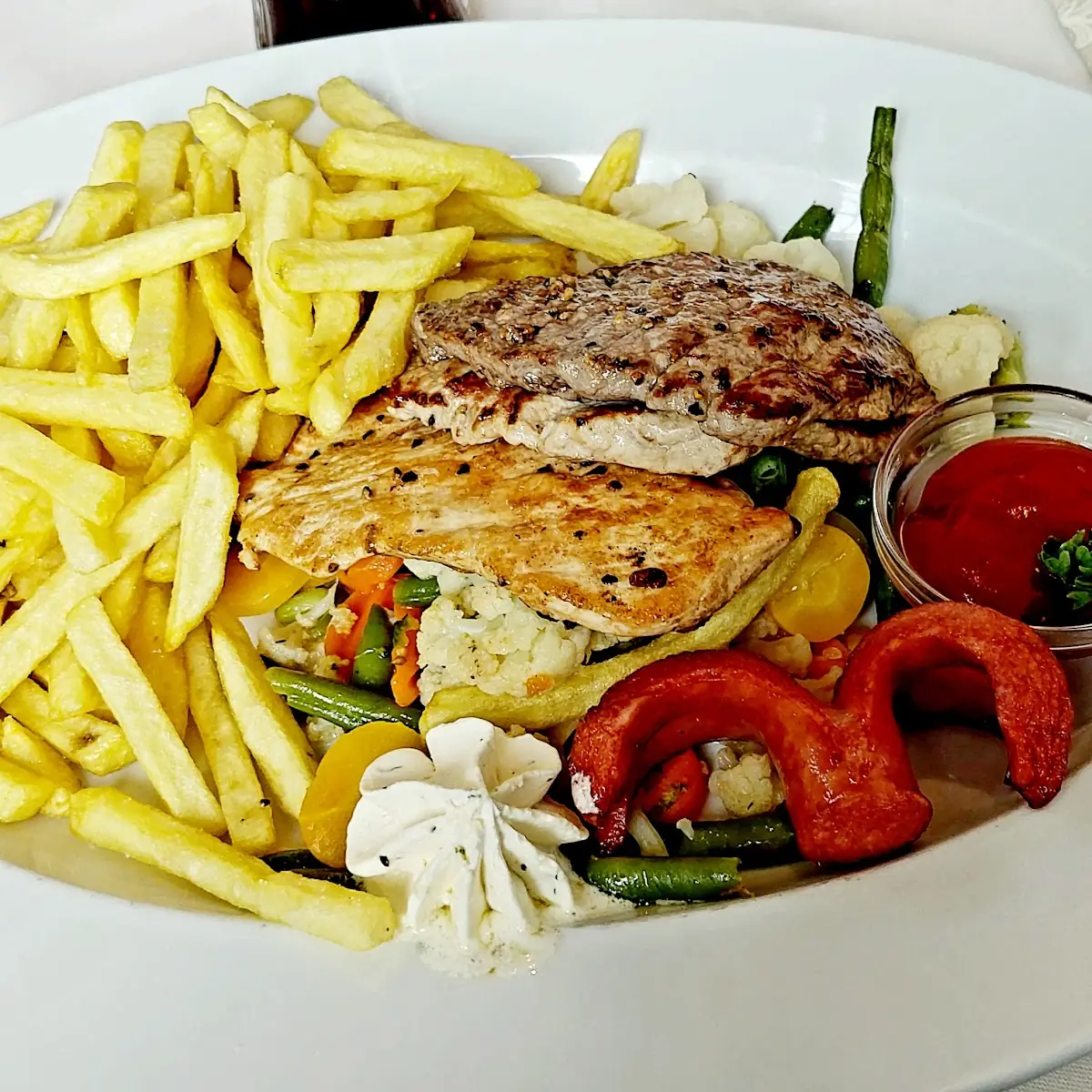 Grillteller Mit Pommes Und Gemüse
