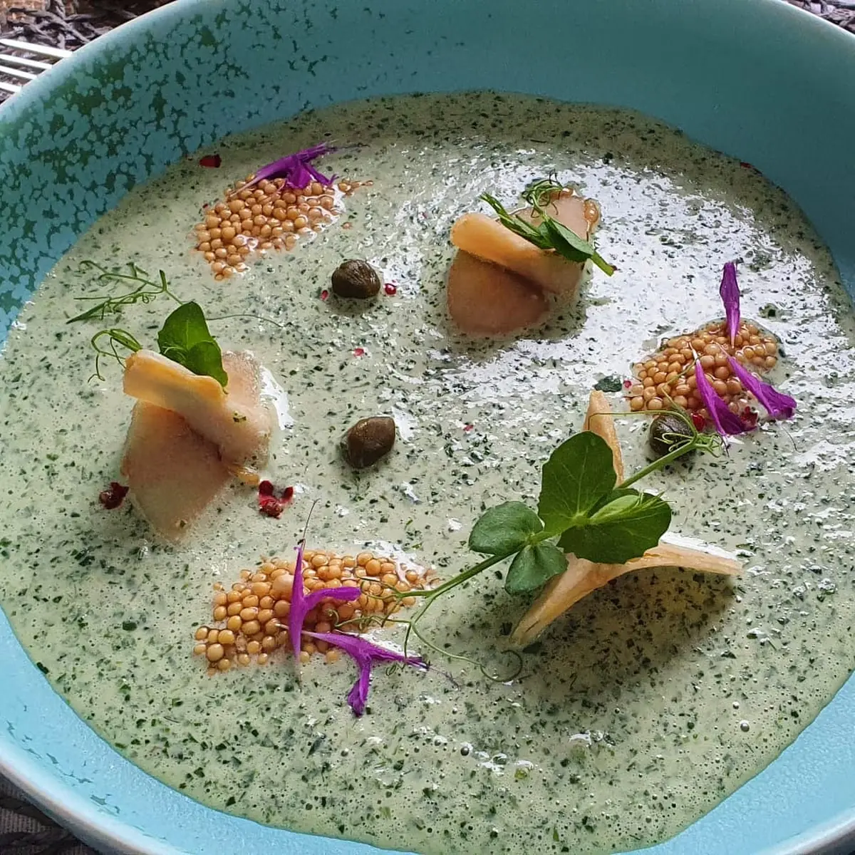 Apfelraviolie Auf Vogelsalatschaum