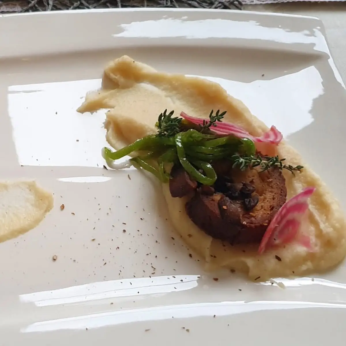 Erdäpfelteigroulade Mit Pilzen Auf Pürree