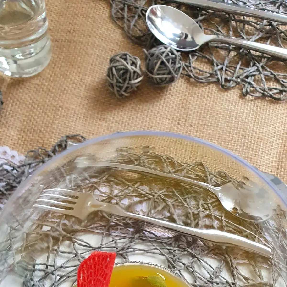 Kichererbsenmouse Mit Spirolina Auf Maracujaspiegel