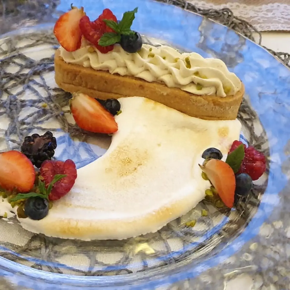 Kirschtarte Mit Vanillecreme Auf Veg Eischnee