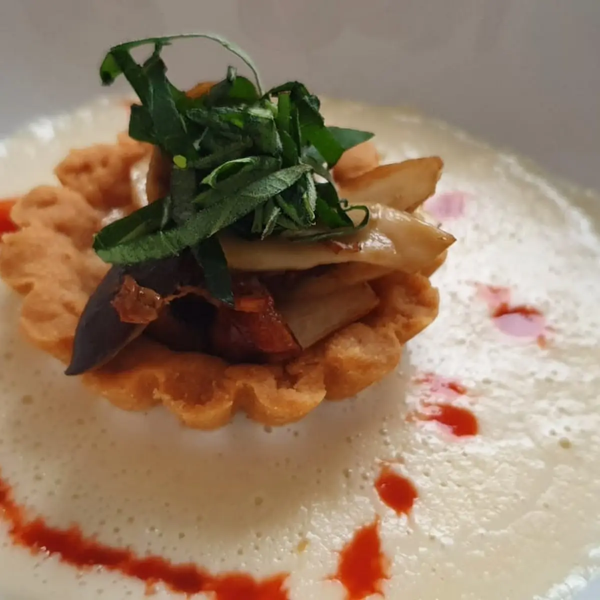 Pilztarte Auf Meerrettichschaum Mit Fermentierten Knoblauch