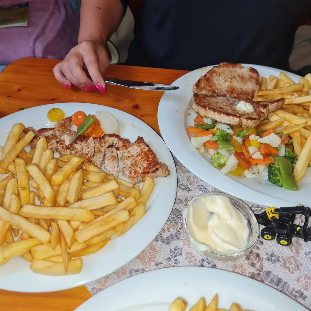 Knoblauchkotlett M Pommes Frites