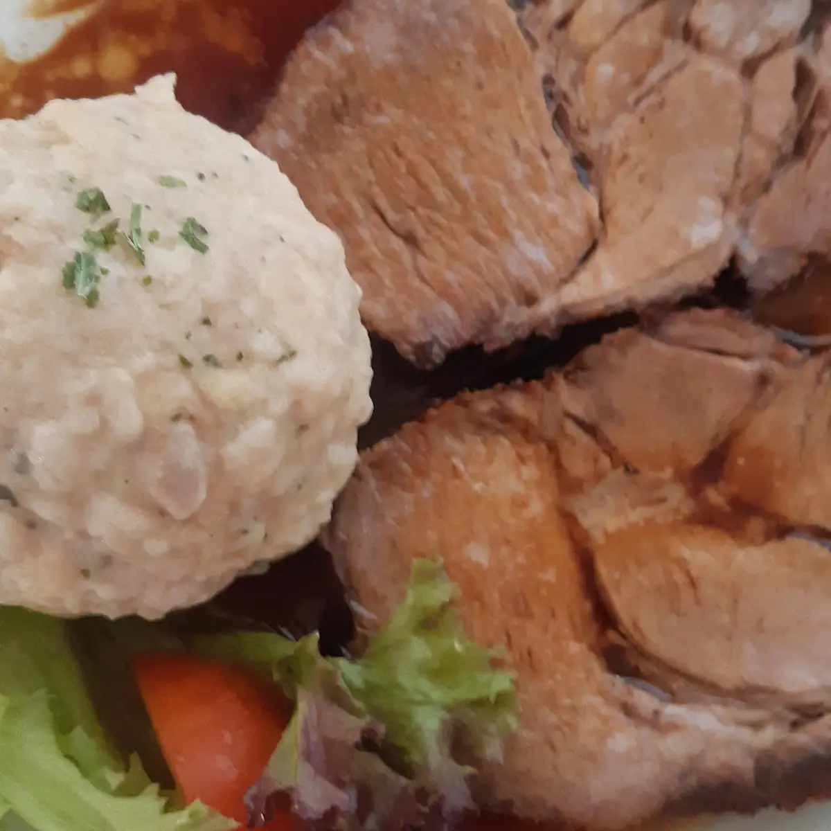 Offenfrischer Schweinsbraten