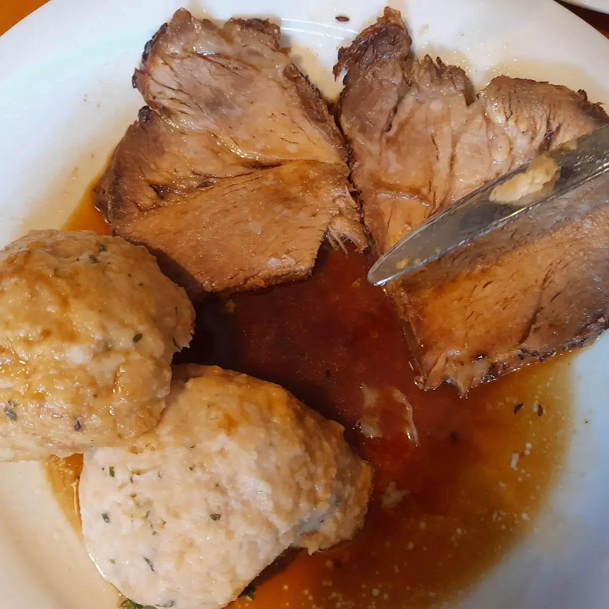 Schweinebraten M Semmelknödel U Salat