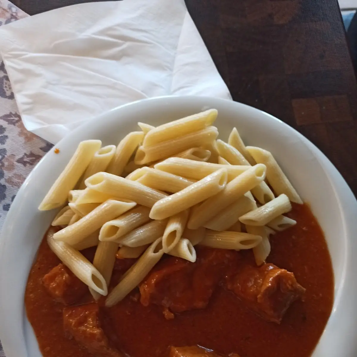 Schweinsgulasch Mit Teigwaren