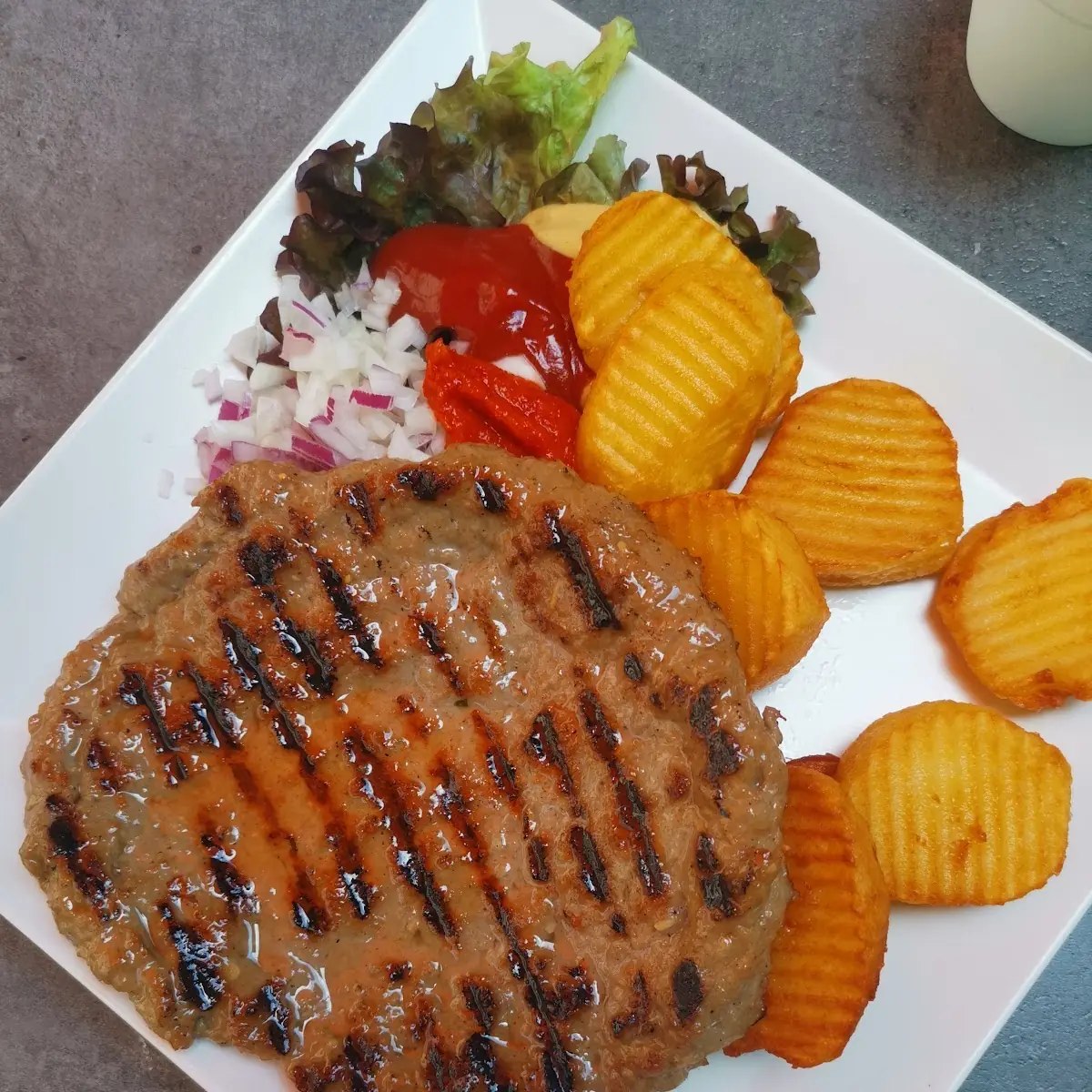 Plescavica Mit Bratkartoffeln