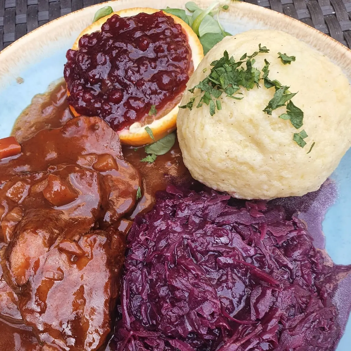 Wildschwein Mit Rotkraut Und Erdäpfelknödel
