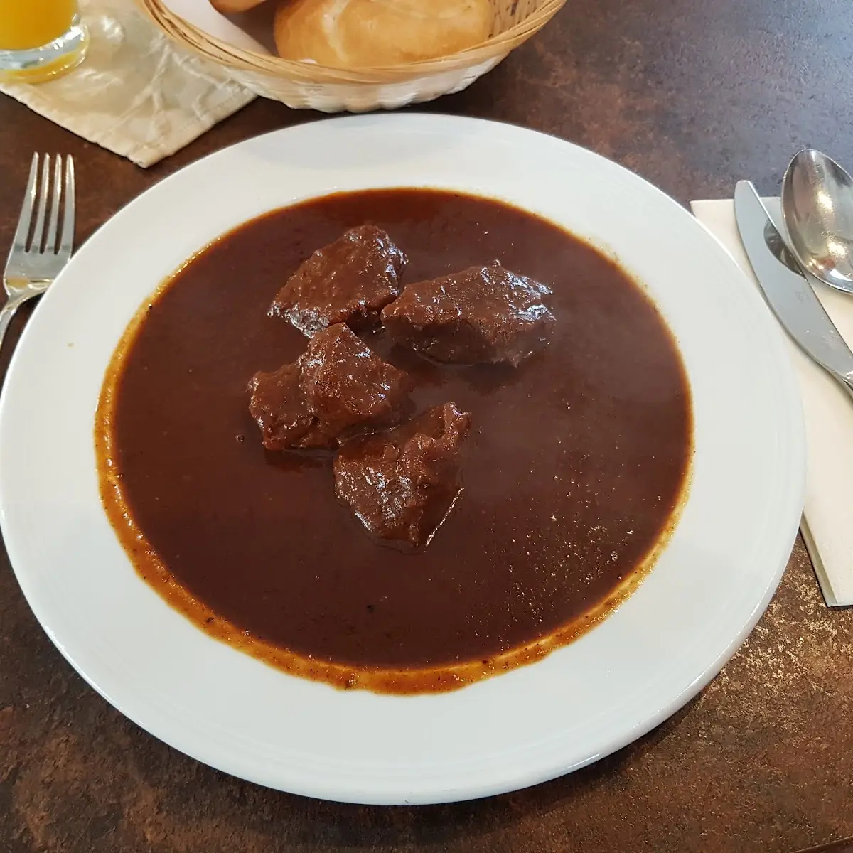 Rindsgulasch Vom Wadl Mit Gebäck
