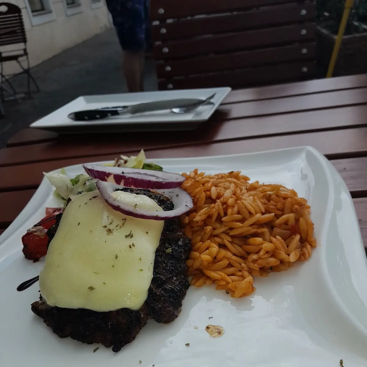Bifteki In Mozarellamantel Mit Khitharaki U D Salat