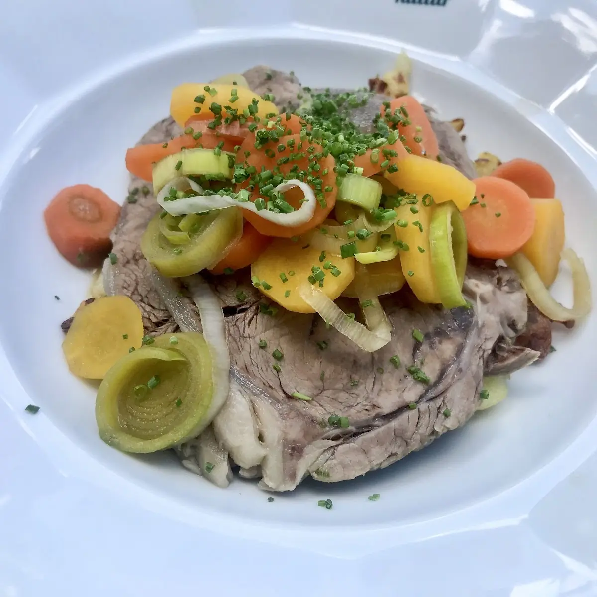 Gekochtes Rindfleisch Mit Wurzelgemüse Semmelkren Und Schnittlauchsauce
