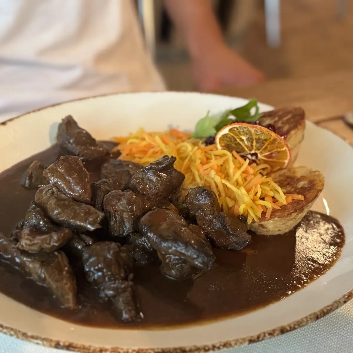 Rehagulasch Mit Semmelknödel