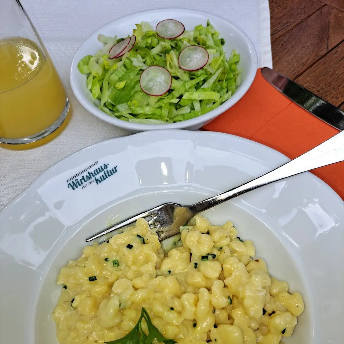Selbstgemachte Eiernockerl I Blattsalat