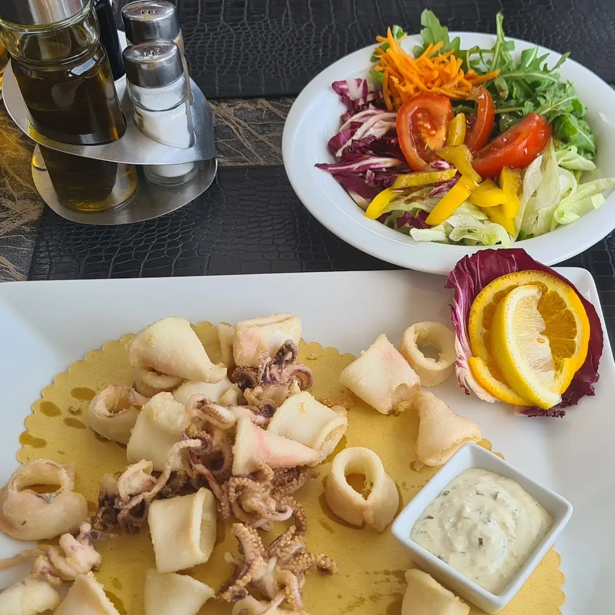 Calamari Fritti Und Insalata Mista