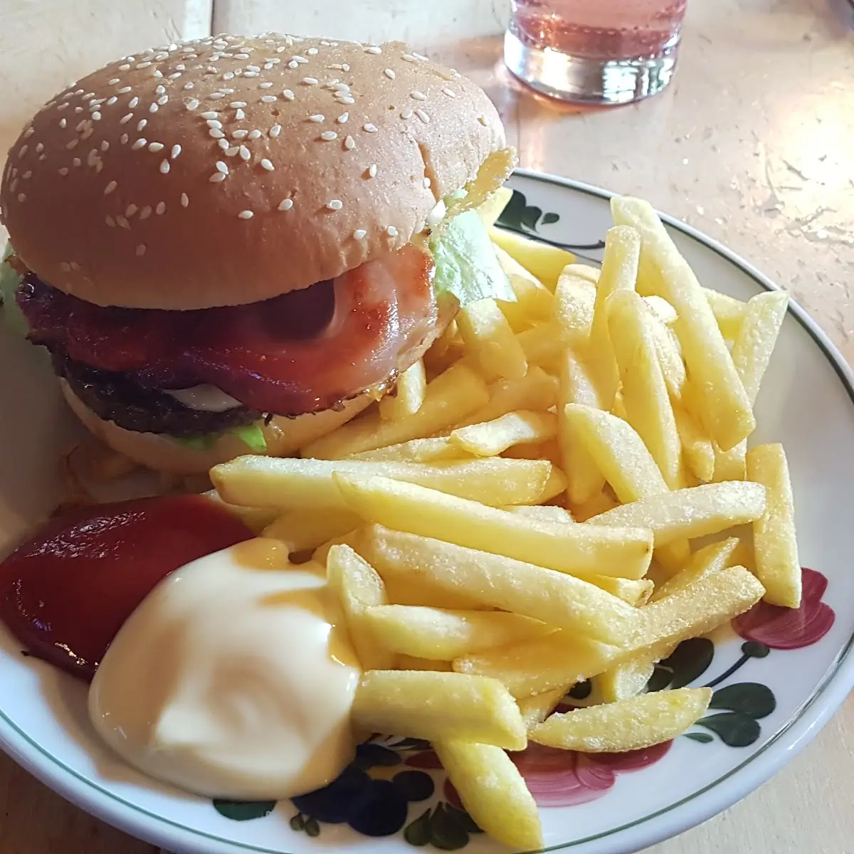 Hütten Burger And Fries