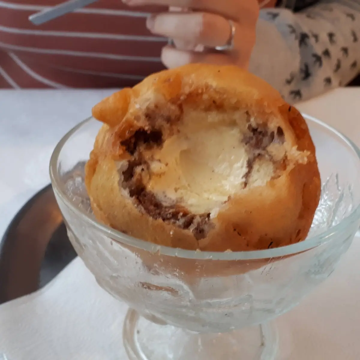 Flambierte Eiskugel
