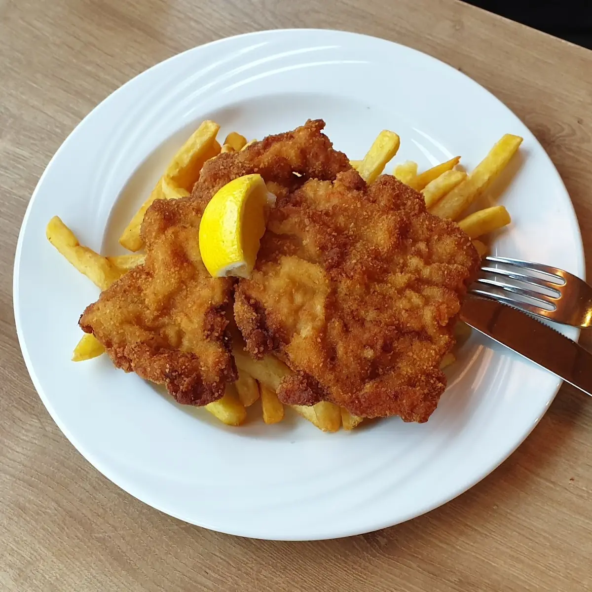 Schweineschnitzel Mit Pommes