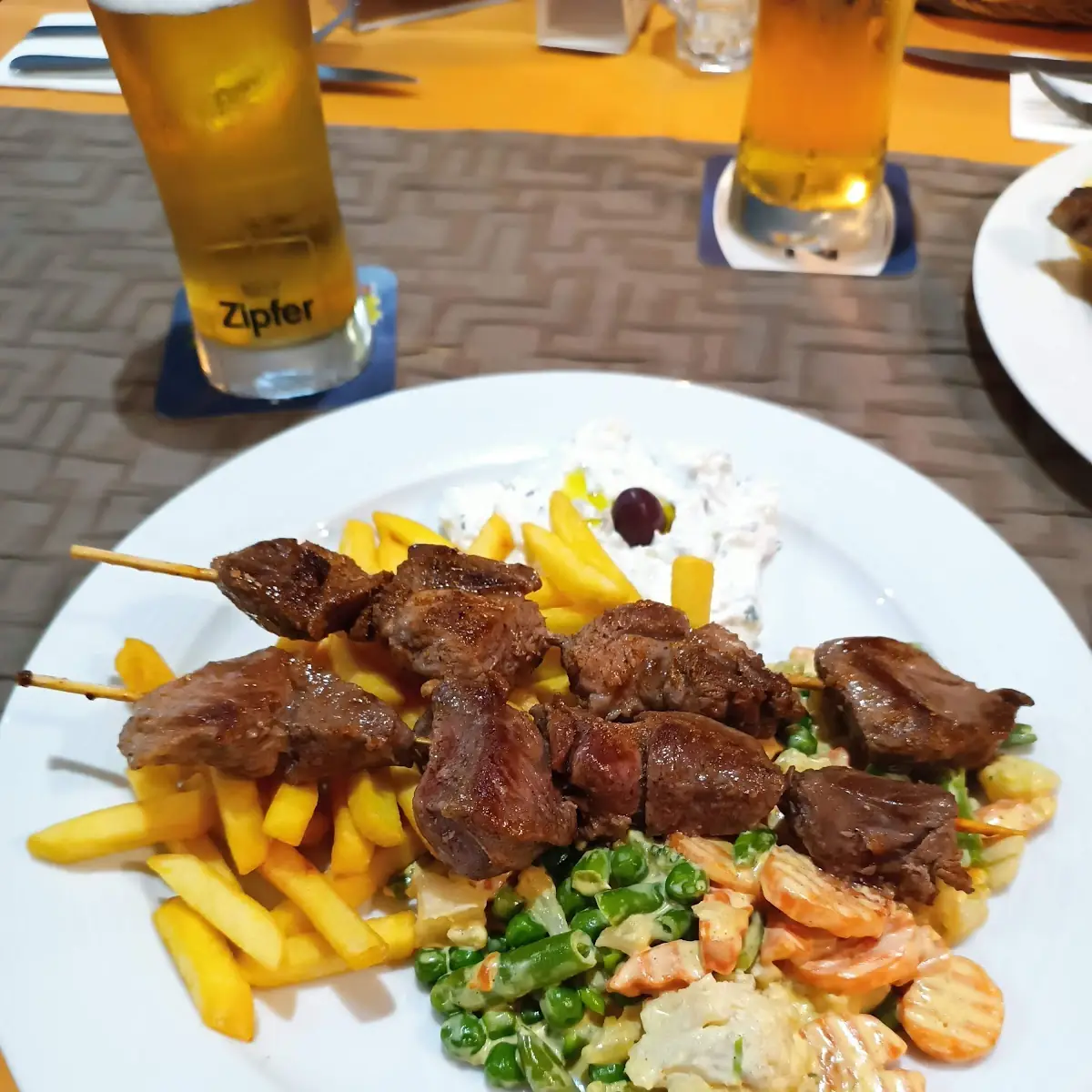 Lammspieße Mit Creme-gemüse Pommes Und Tzatziki