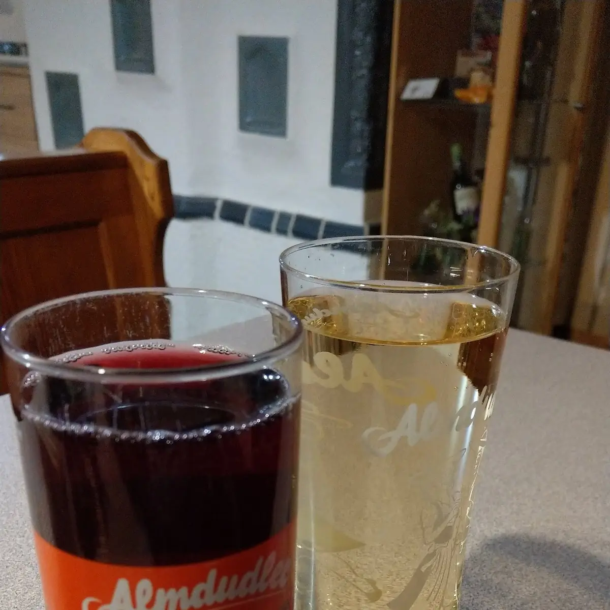 Roter Und Weißer Traubensaft Gespritzt