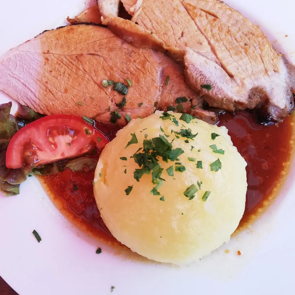 Schulterbraten Mit Knödel Und Salat