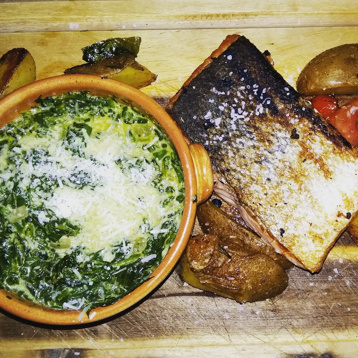 Gegrillter Lachs Mit Spinat Und Rosmarinkartoffeln