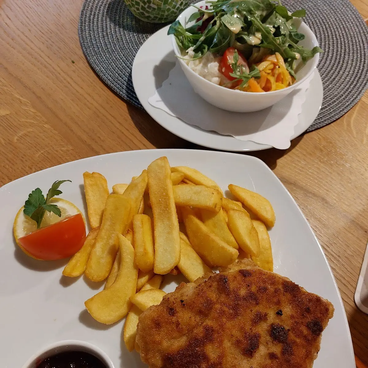 Schnitzel Mit Preiselbeeren Und Pommes