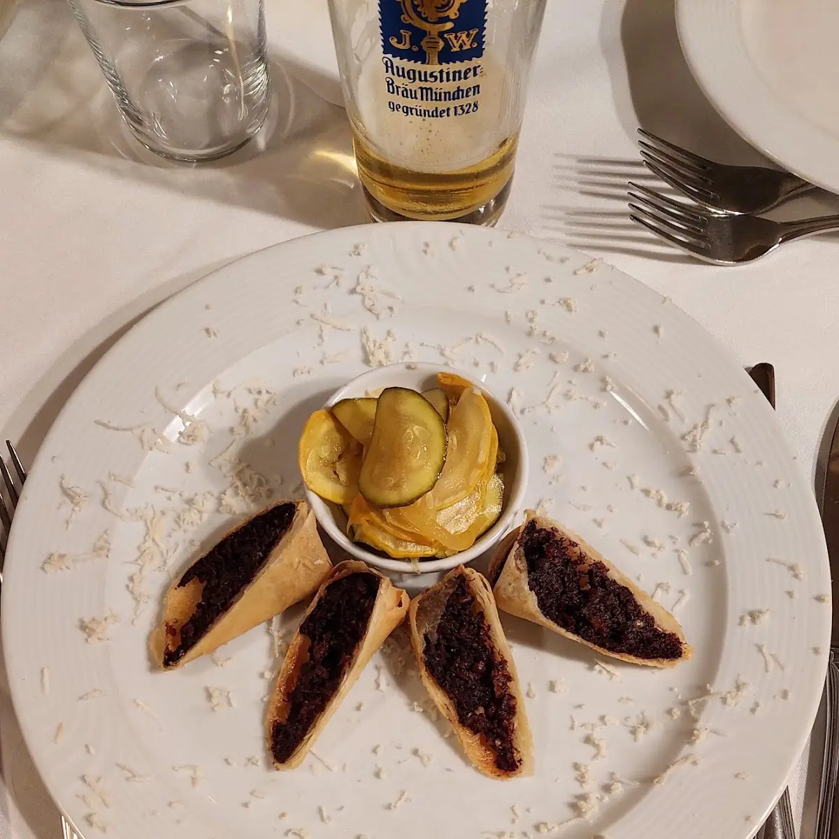 Frühlingsrolle Von Der Chiliblunze Mit Sauer Eigelegtem Zucchini Gemüse