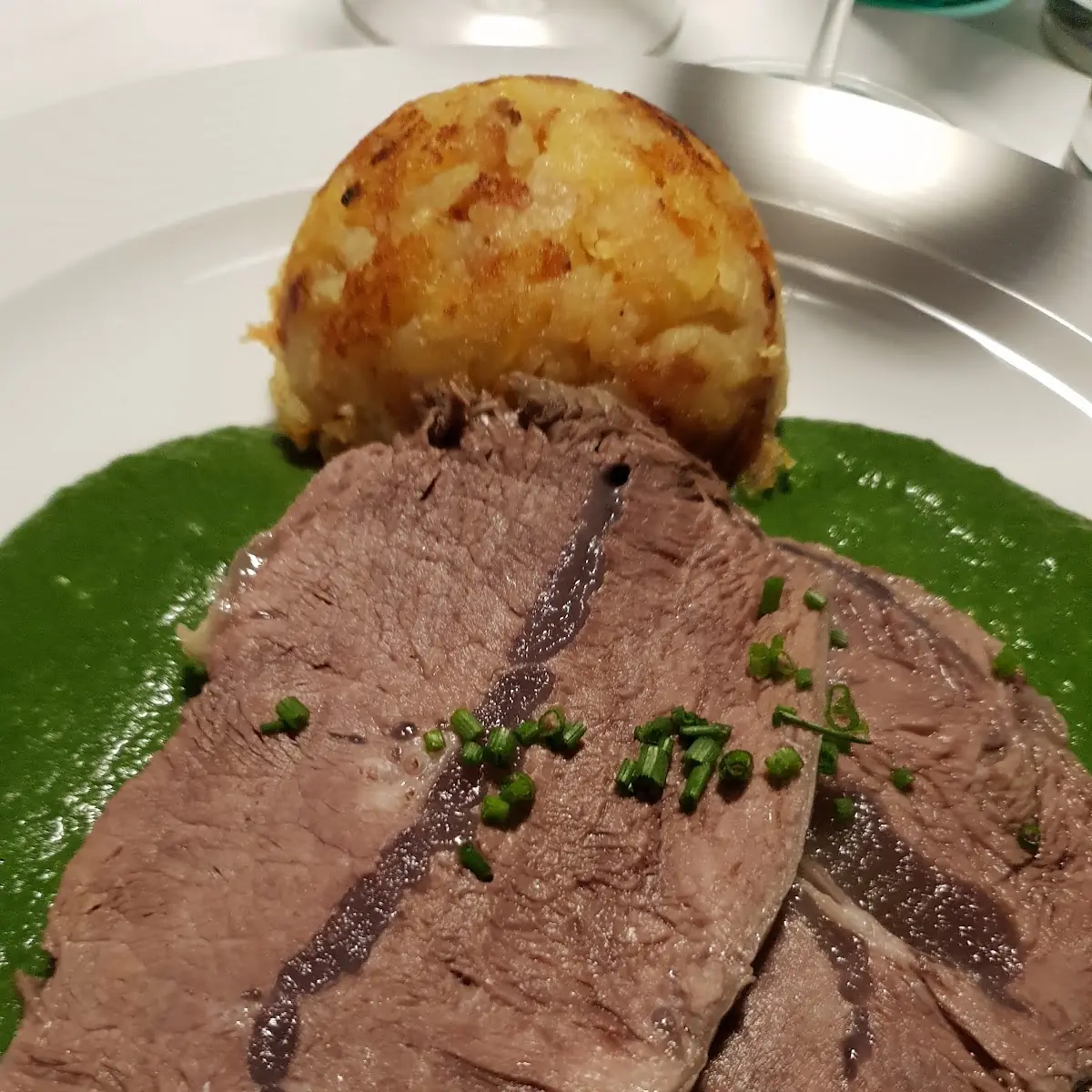 Gekochtes Rindfleisch Mit Spinat Und Rösti