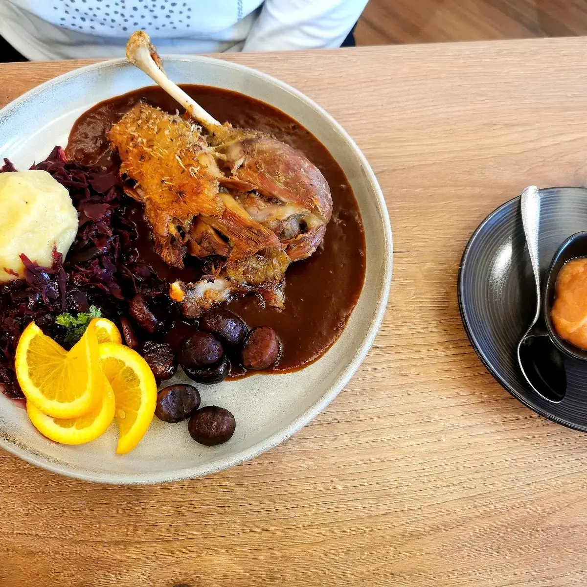 Gansl Mit Rotkraut Und Erdäpfelknödel
