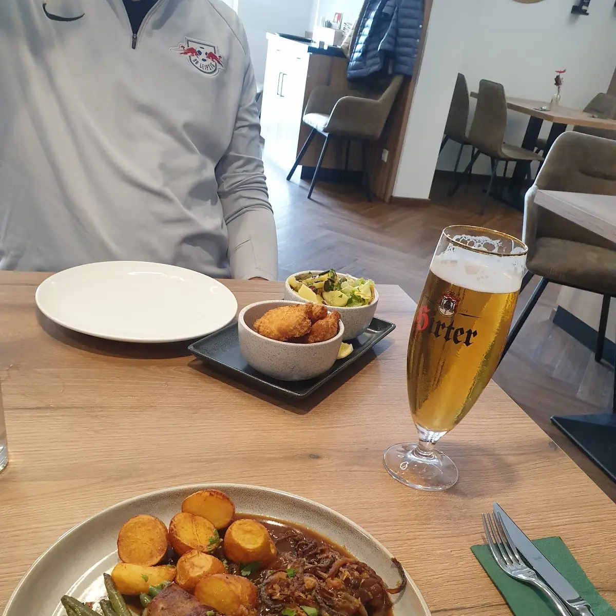Zwiebelrostbraten Und Gebackenes Ausgelöstes Huhn