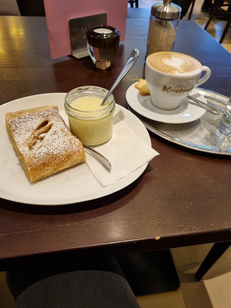 Apple Strudel Mit Warmer Vanillesauce