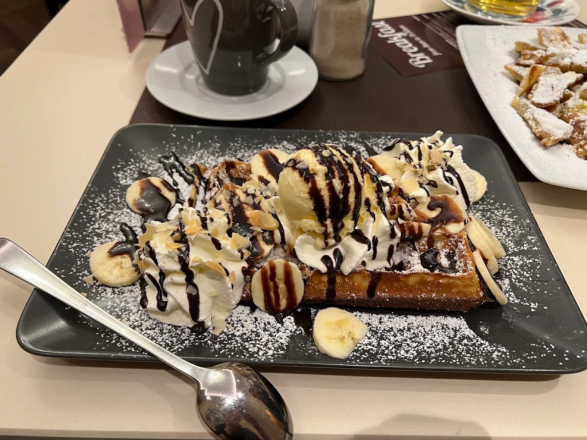 Waffel Mit Banane Schokosauce Sahne