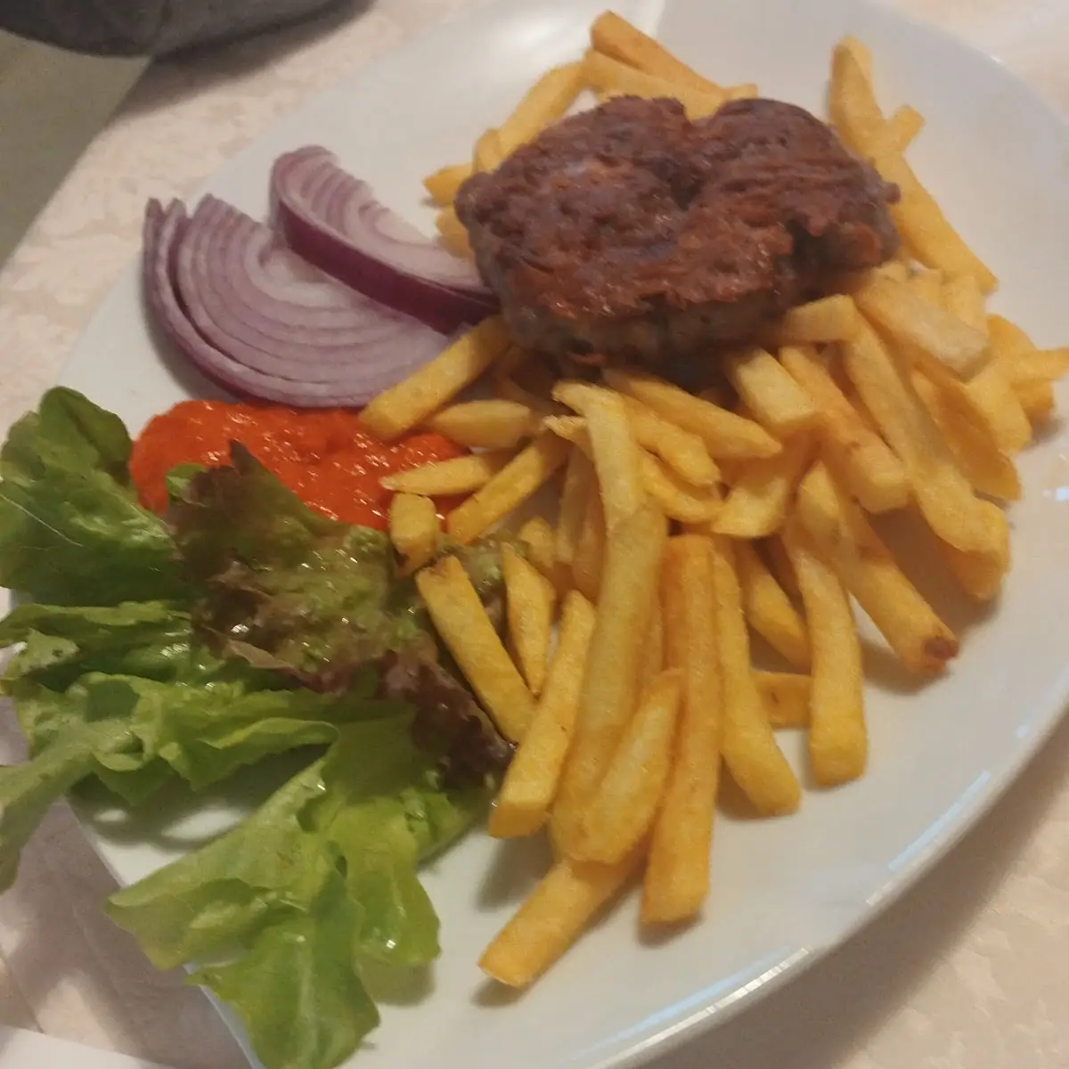 Pljeskavica Mit Pommes Frittes Und Ajvar