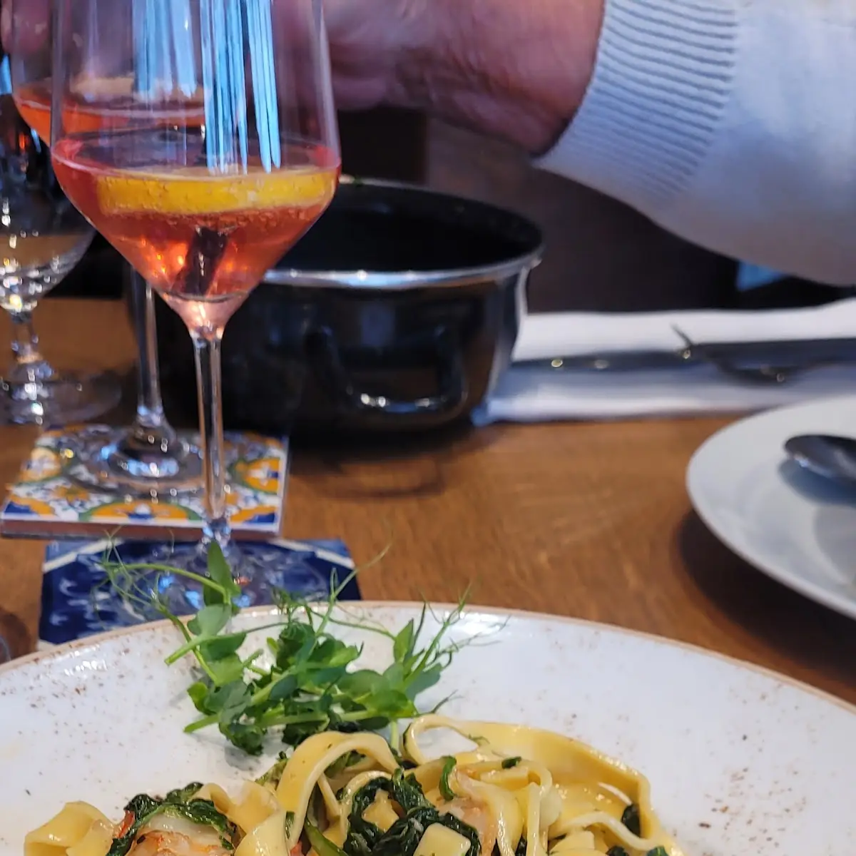 Tagliatelle Mit Garnelen Blattspinat Und Tomaten