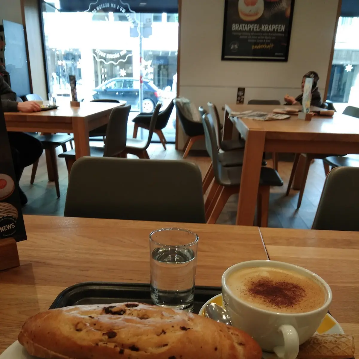 Kleines Bäcker Frühstück Mit Cappuccino Weinbeerweckerl Butter U Marmelade