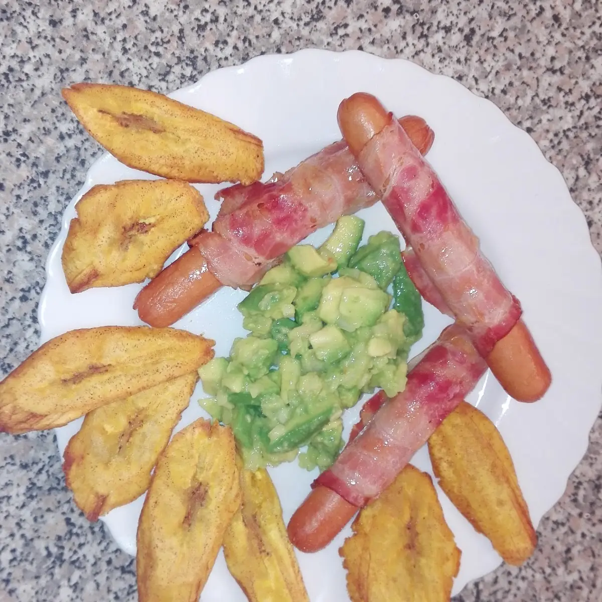 Salchilla Platano Frito Y Aguacate