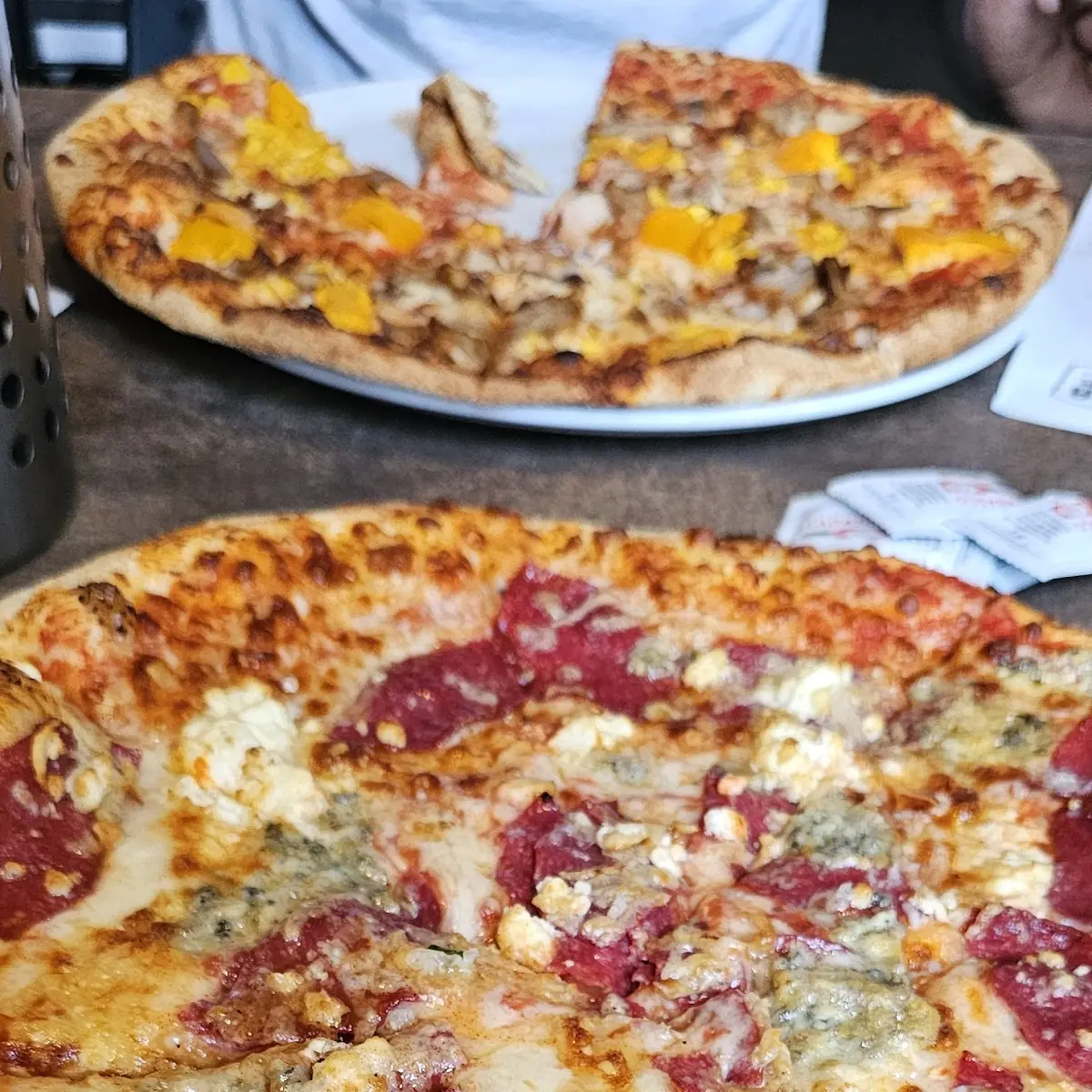 Quattro Formaggi Mit Extra Salami