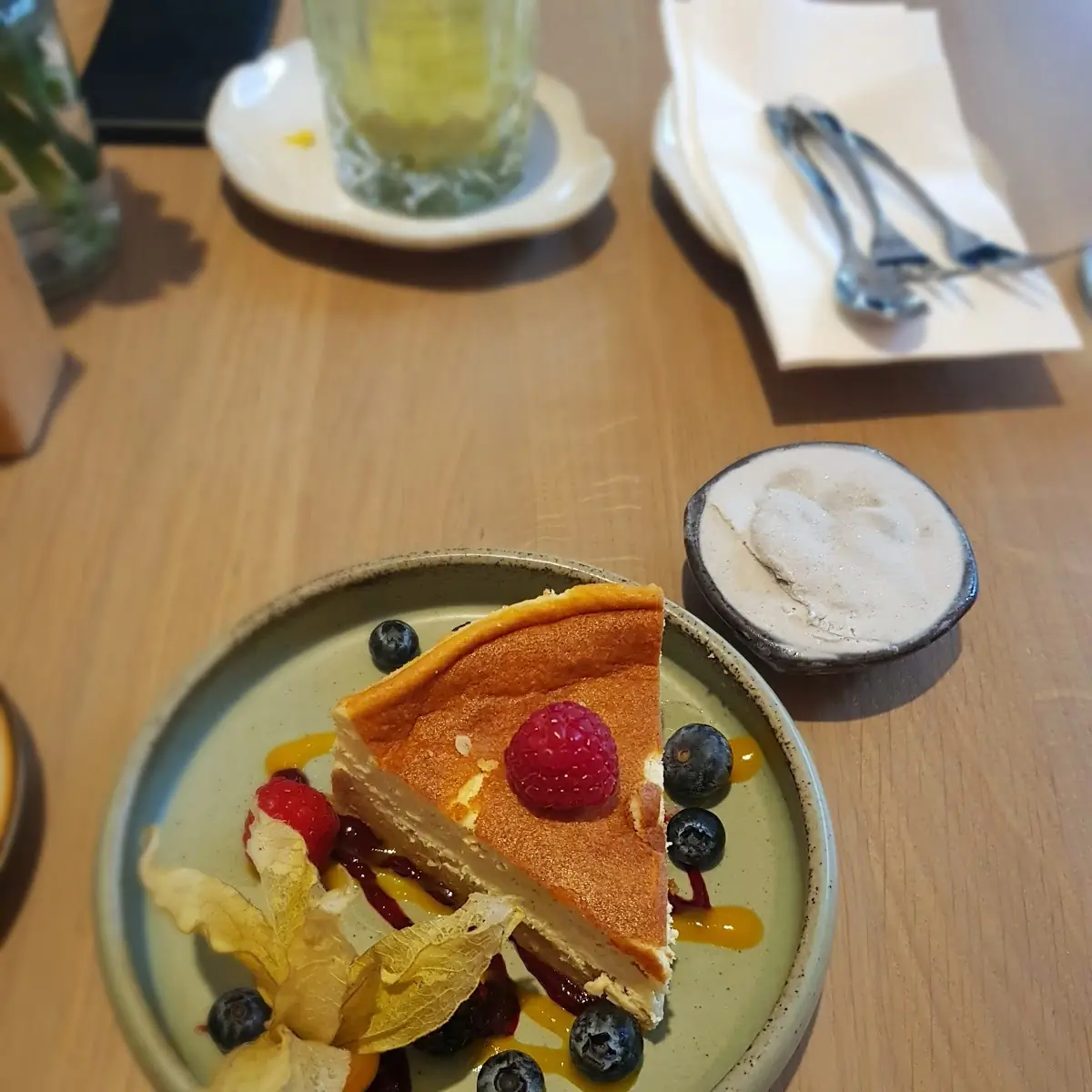 Egg Benedict & Iced Mango Matcha