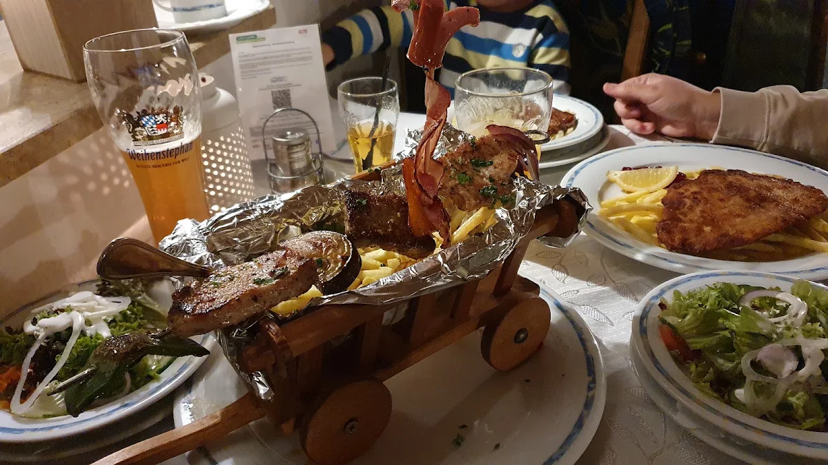 Heuwagen 5 Sorten Grillfleisch Mit Pommes Und Salat