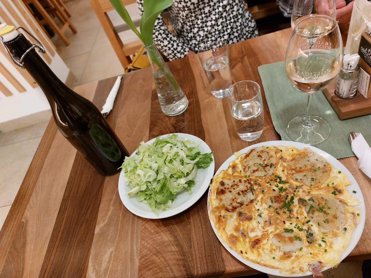 Geröstete Knödel Mit Ei Und Salat