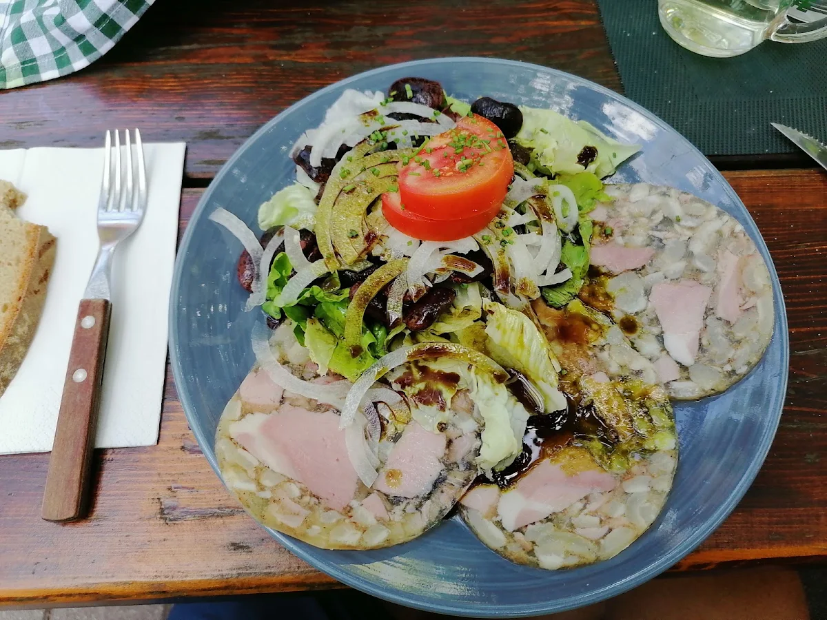 Presswurst Mit Käferbohnen Kürbiskernöl Viel Zwiebelringe Und Salate