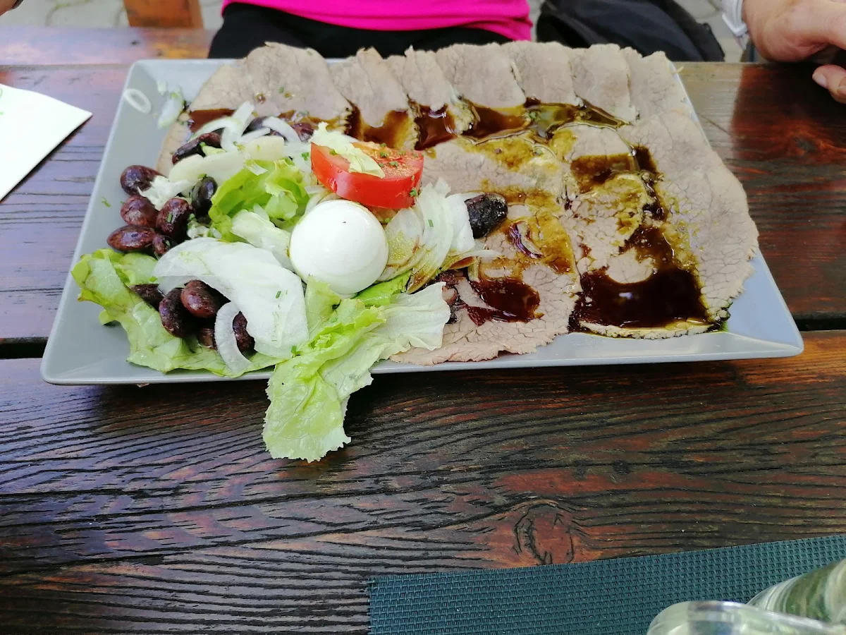 Rindfleisch In Kürbiskernöl Mit Ei Tomaten Zwiebeln Blattsalalt Und Käferbohnen