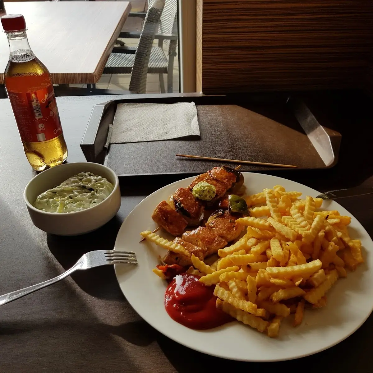 Fleischspieße Mit Pommes Und