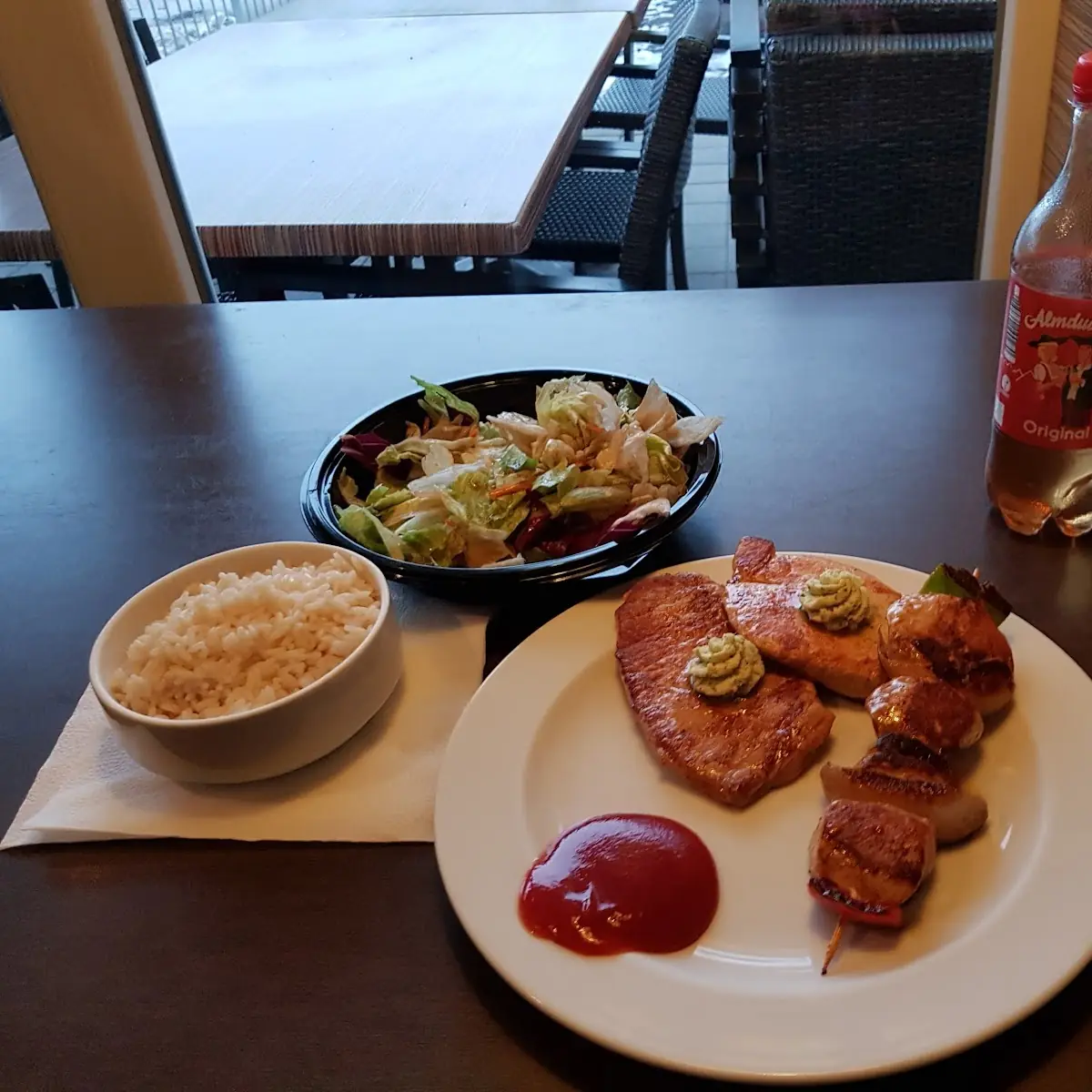 Grillteller Mit Reis Und Großer Gartensalat