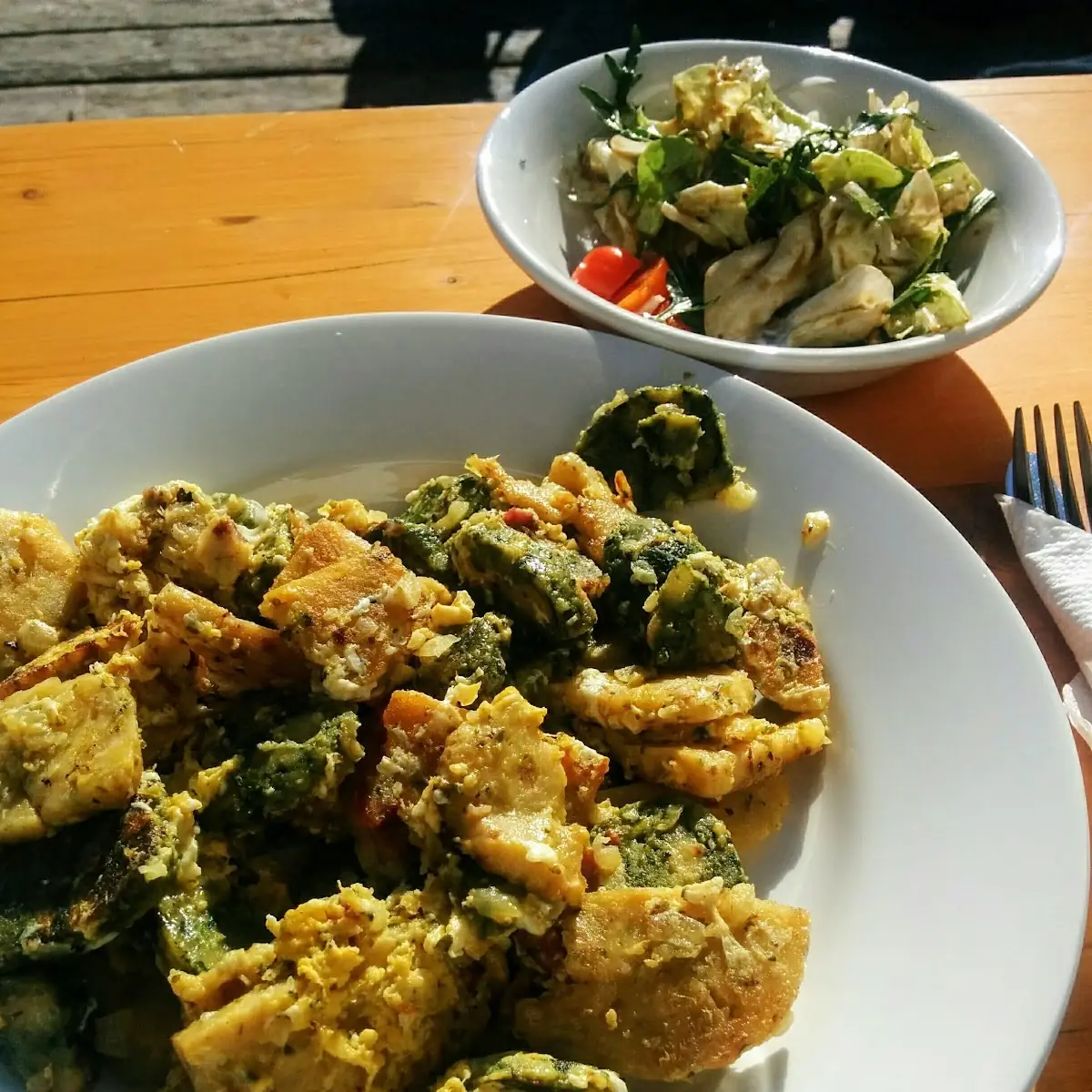 Geröstete Knödel Mit Ei Und Salat